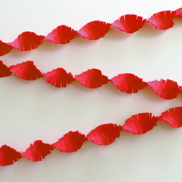 Fransig Röd Crepe Streamer - 24 meter