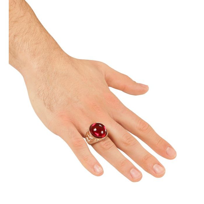Guld färgad ring med röd sten