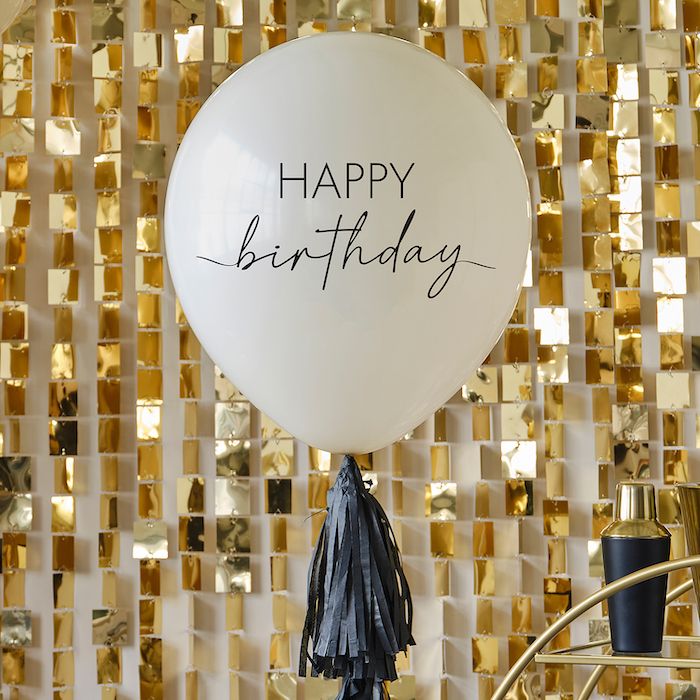Happy Birthday-ballong i vitt inkl. ballongsvans med svarta fransar. 