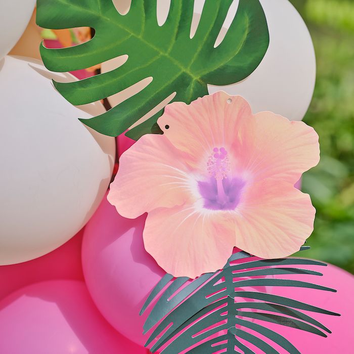 Färgglad Hawaii ballongbåge inkl. ballonger, blommor och palmblad
