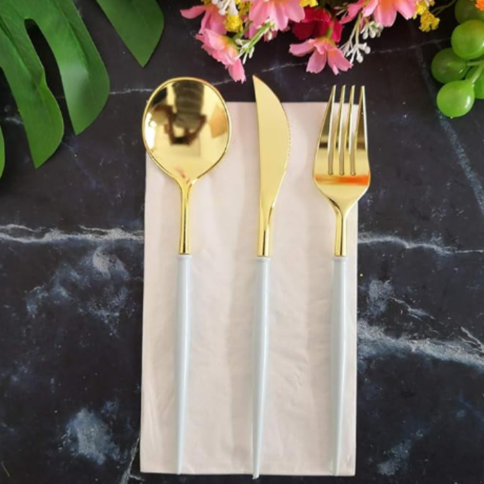 Plastbestickset guld inkl. gaffel, kniv och sked 