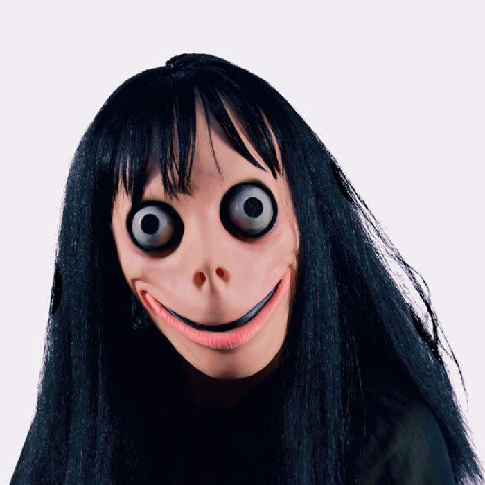 Läskig halloweenmask med stora ögon och svart hår