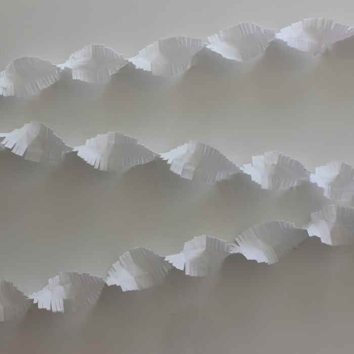Fransig Vit Crepe Streamer - 24 meter