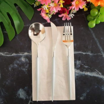 Plastbestickset i silver inkl. gaffel, kniv och matsked